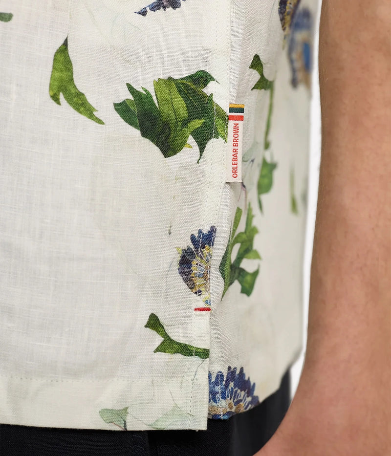Men’s relaxed short-sleeve linen shirt in bold floral Coronaria print with Capri collar and concealed placket – lightweight summer resortwear