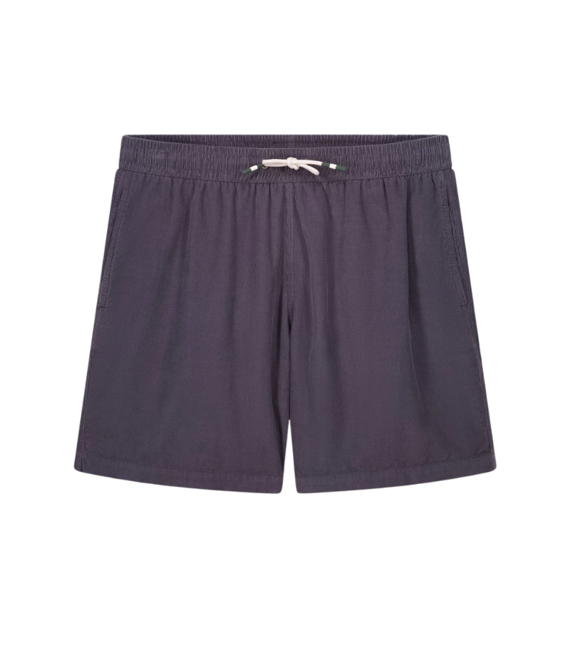Corduroy shorts with elastic waistband and drawstring, long fit, and subtle washed effect. Crafted from GOTS-certified organic cotton. Perfect for summer wear.