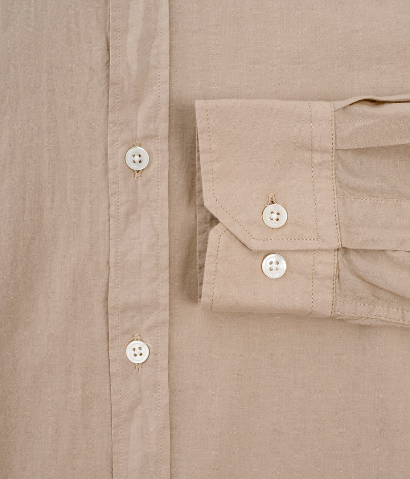 Close-up of the buttoned cuff on the Hartford Sammy Shirt, showing the soft, airy weave of the cotton voile fabric. Lightweight and breathable, ideal for summer wear.