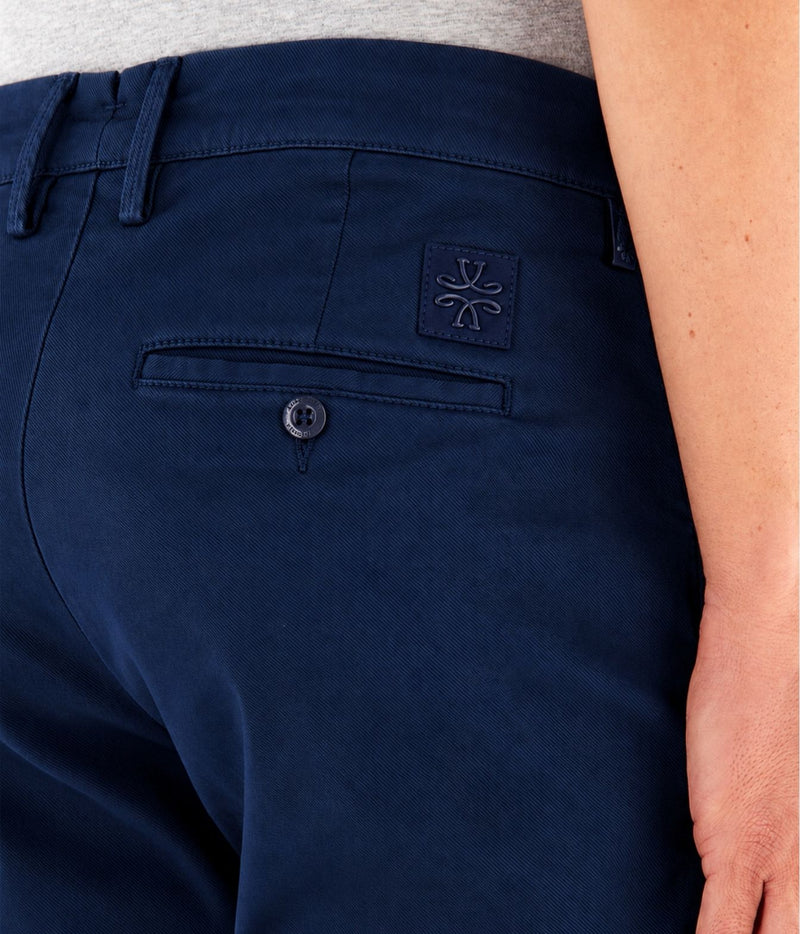 Close-up of Jacob Cohën Bobby Slim Chino Pants in Night Blue showing the back welt pocket with button and logo patch