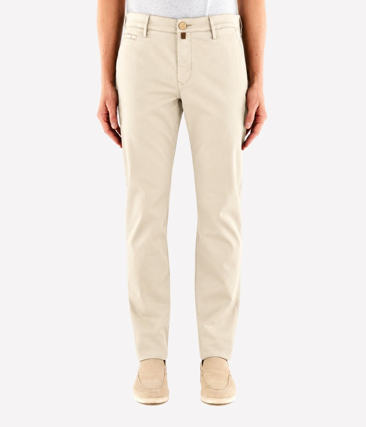 Man wearing Jacob Cohën Bobby Slim Chino Pants in Off White with a white T-shirt and light shoes, front view