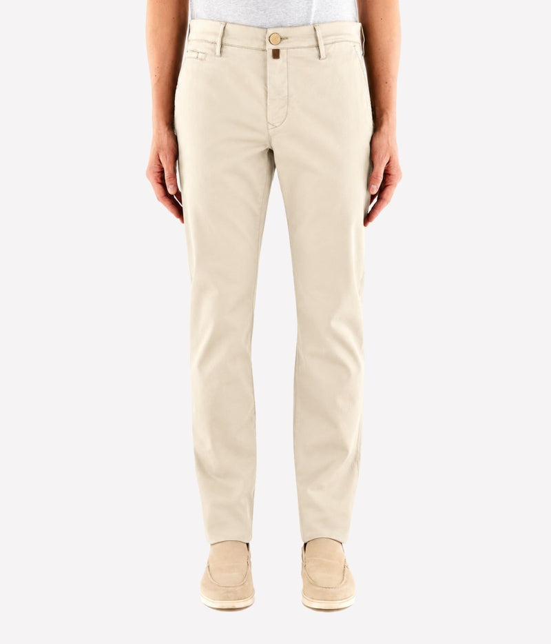 Man wearing Jacob Cohën Bobby Slim Chino Pants in Off White with a white T-shirt and light shoes, front view
