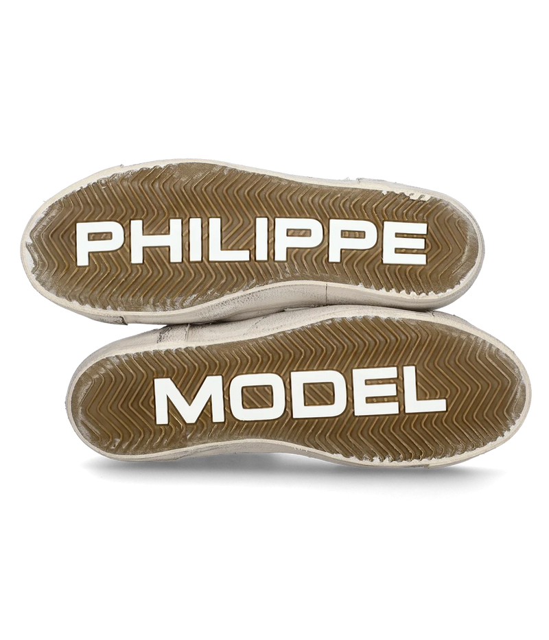 The PRSX sneaker in all-white puts a modern spin on ‘80s skate style with a worn-effect leather and suede upper, handcrafted rubber sole, and street-inspired details.