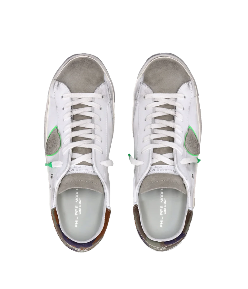 Top view of Philippe Model PRSX Low Man sneakers, highlighting the worn-effect white screen-printed laces and the vintage-used effect on the calfskin and suede upper. The 2.5 cm high brushed rubber sole with a vintage effect is visible.
