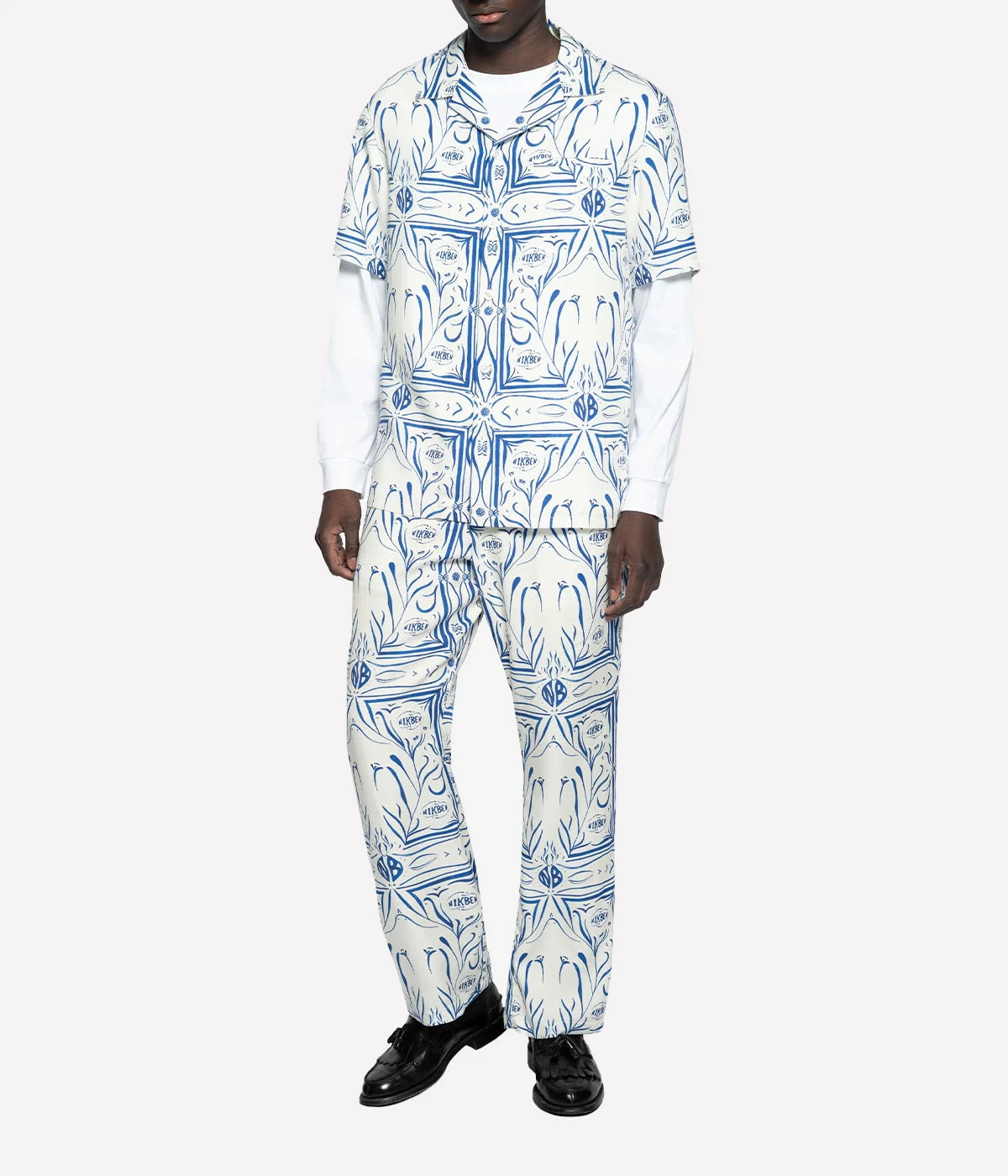 Short-sleeved vacation shirt in vibrant graphic pattern, crafted from breathable Tencel material. Features an open collar and relaxed fit, perfect for both casual and stylish outings. Made in Portugal