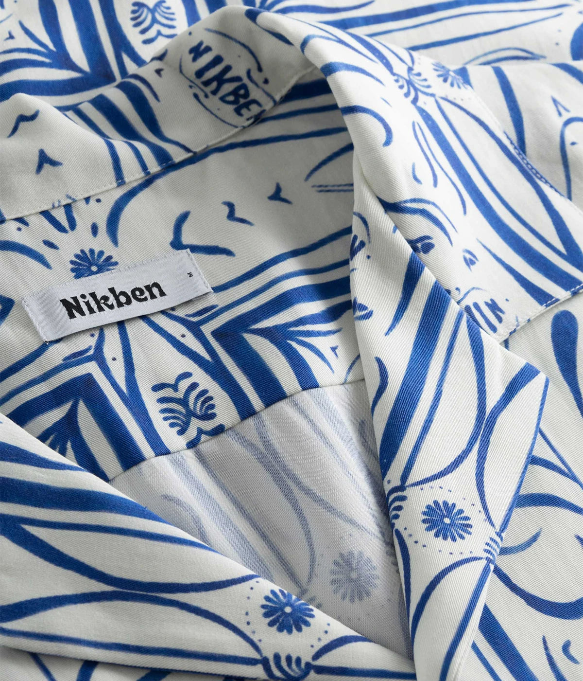 Short-sleeved vacation shirt in vibrant graphic pattern, crafted from breathable Tencel material. Features an open collar and relaxed fit, perfect for both casual and stylish outings. Made in Portugal