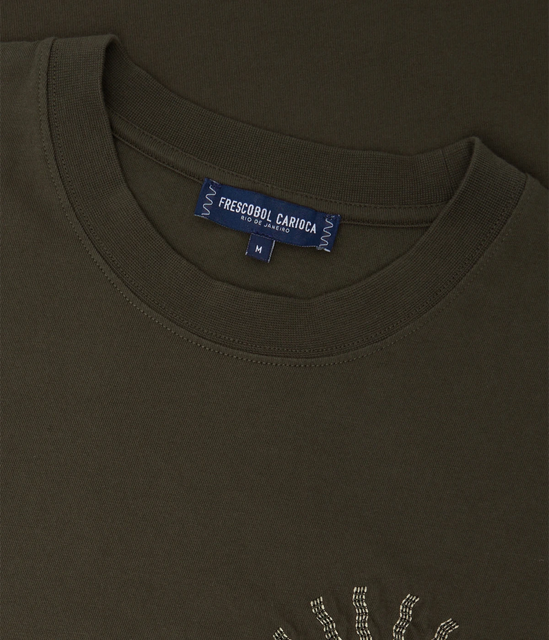 Crew-neck t-shirt in medium-weight organic cotton with Sol Carioca embroidery on the chest and back. Regular fit with side slits.