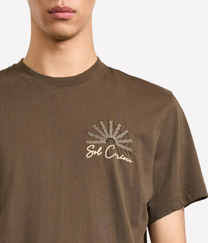Crew-neck t-shirt in medium-weight organic cotton with Sol Carioca embroidery on the chest and back. Regular fit with side slits.