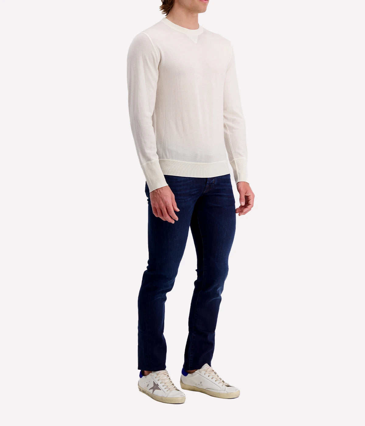 14-micron Merino wool sweater – lightweight, breathable knit for year-round wear. Soft and refined wardrobe essential.