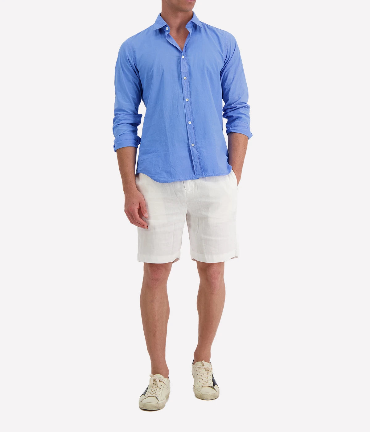 Model wearing the Hartford Sammy Shirt in 100% cotton voile, paired with tailored trousers for a relaxed yet polished summer look. The pointed collar and slim fit add a refined touch.