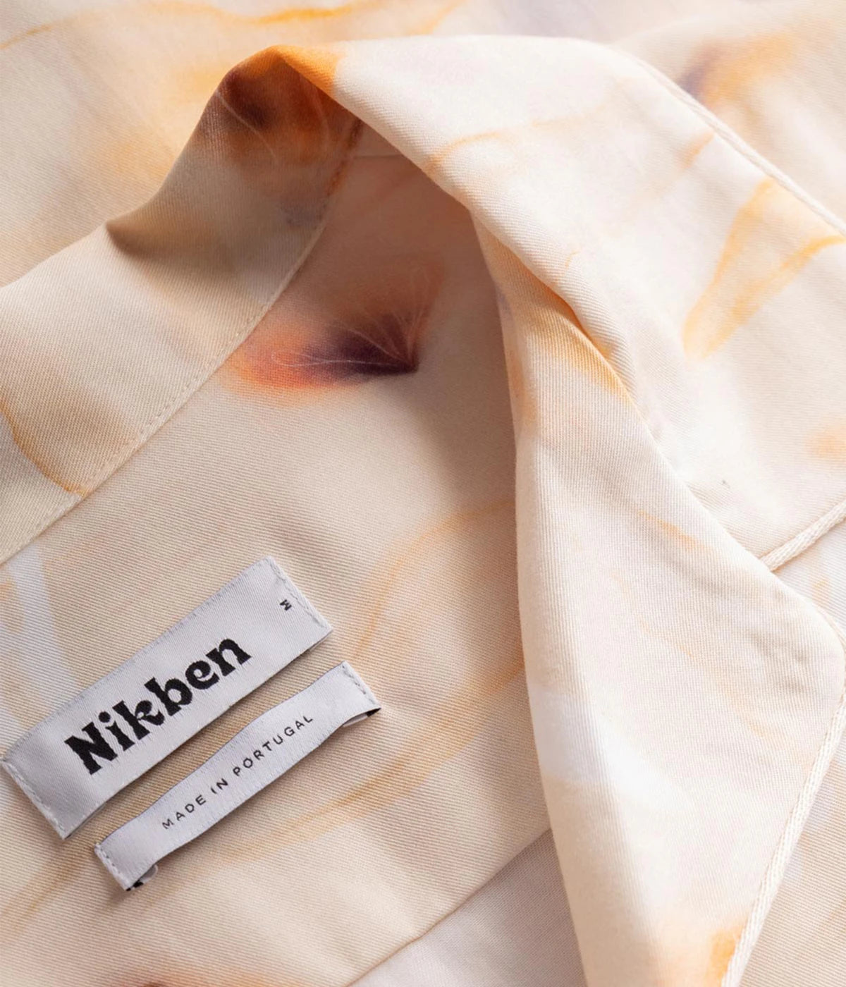 Multicoloured graphic-patterned short-sleeved vacation shirt with an open collar and relaxed fit, crafted from breathable Tencel material. Made in Portugal