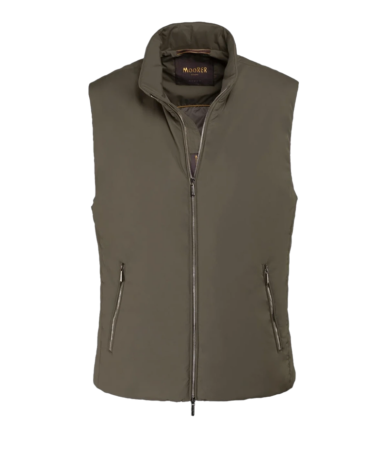 Senio Vest in Army Green by MooRER, featuring water-repellent lightweight fabric, synthetic feather-effect padding, double-zip front closure, and zippered pockets. Made in Italy.