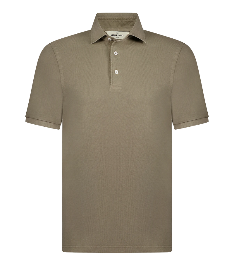 A timeless classic short sleeve polo in a n olive, featuring a light weight cotton material, three button detail and collar. Sporty Polo, comfortable, made in Italy, throw on and go. 