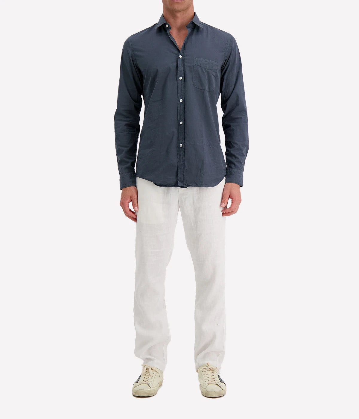 Hartford Storm Pat Men Woven Shirt in garment-dyed 100% cotton twill, featuring a soft collar, chest pocket, and mother-of-pearl buttons. A versatile slim-fit men’s shirt for smart-casual wear.