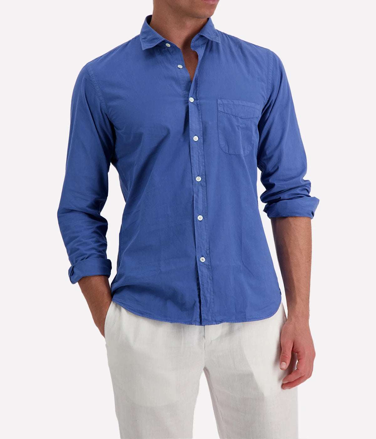 Hartford Storm Pat Men Woven Shirt in garment-dyed cotton twill, featuring a soft collar, chest pocket, and mother-of-pearl buttons. A slim-fit cut for a refined, versatile look.
