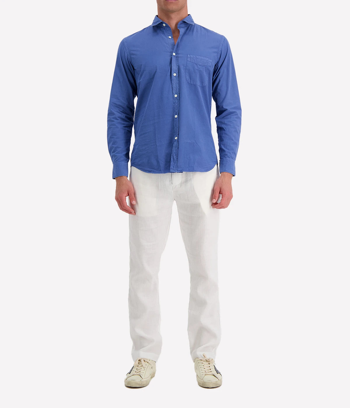 Hartford Storm Pat Men Woven Shirt in garment-dyed cotton twill, featuring a soft collar, chest pocket, and mother-of-pearl buttons. A slim-fit cut for a refined, versatile look.
