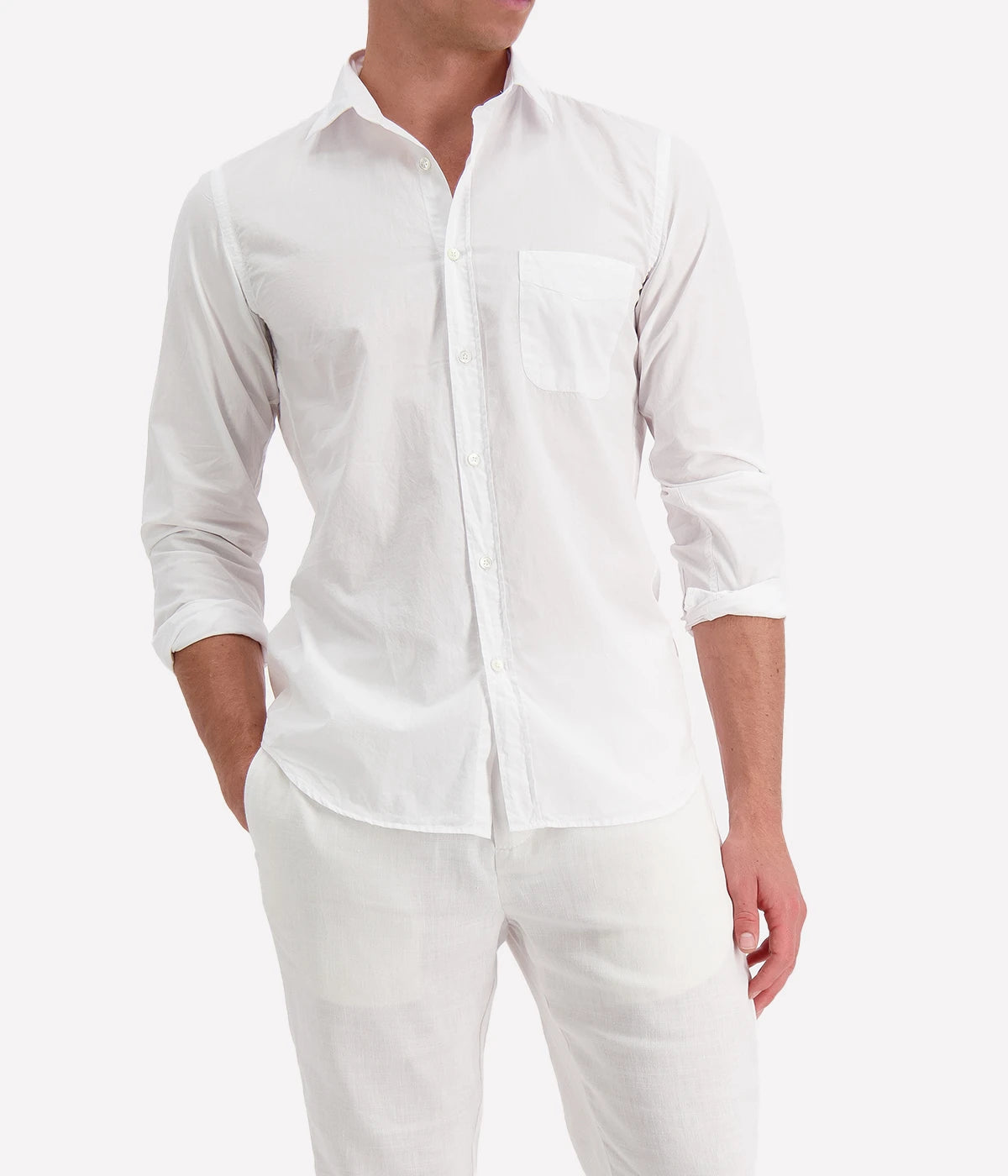Hartford Storm Pat Men Woven Shirt in garment-dyed cotton twill, featuring a soft collar, chest pocket, and mother-of-pearl buttons. A slim-fit cut for a refined, versatile look.