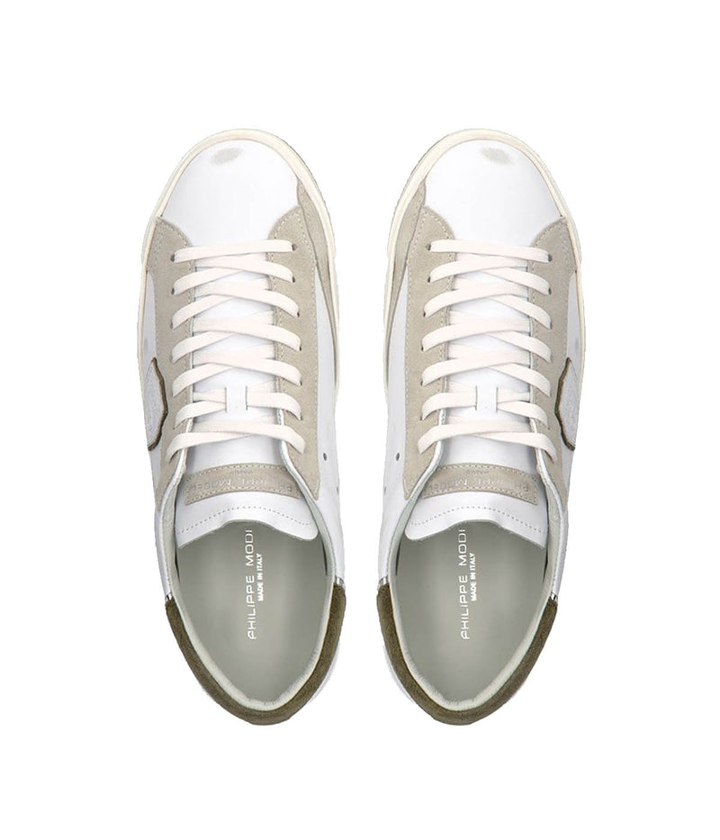 Top view of Philippe Model PRSX Low Man sneakers, highlighting the worn-effect white screen-printed laces and the vintage-used effect on the calfskin and suede upper. The 2.5 cm high brushed rubber sole with a vintage effect is visible.