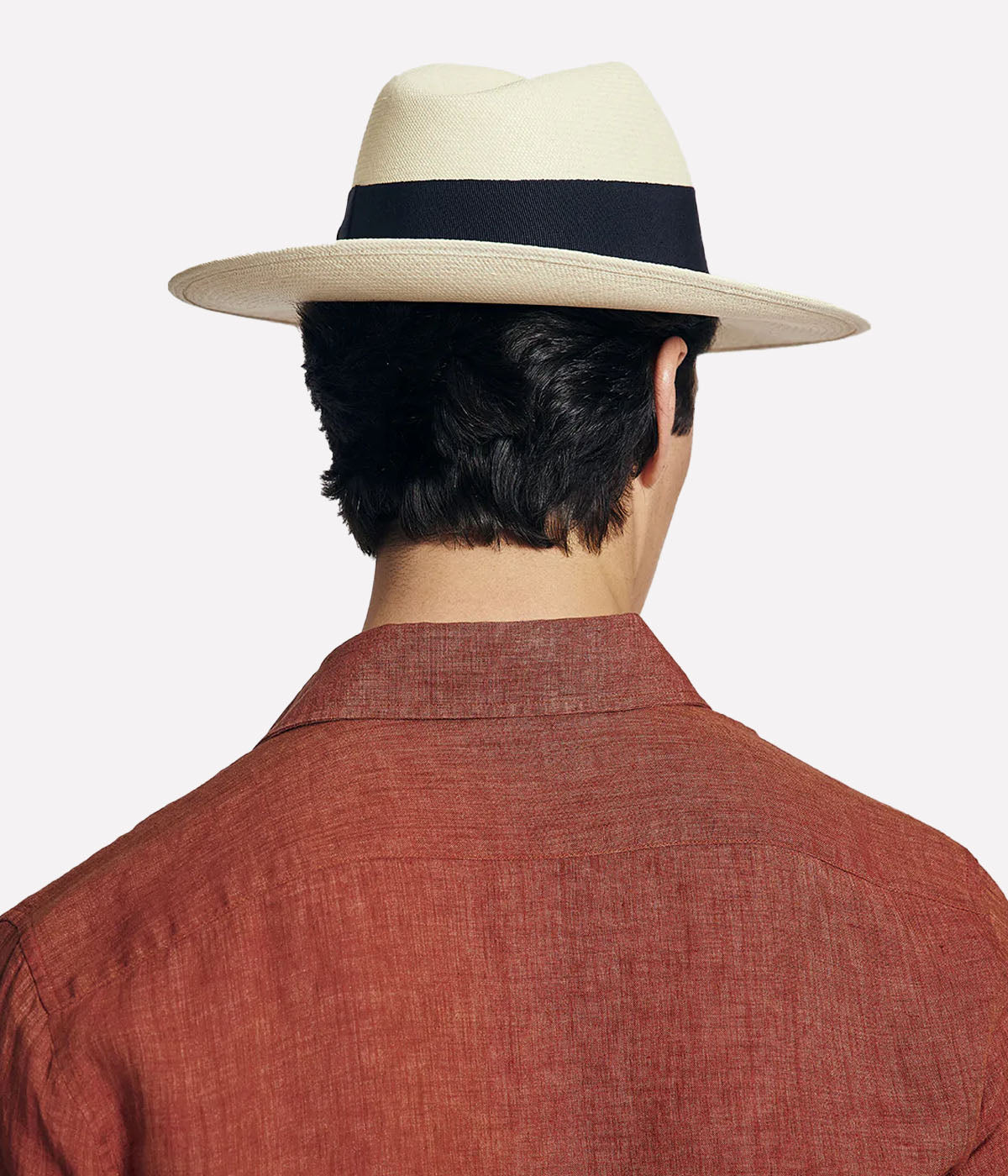 Frescobol Carioca's handcrafted Panama hat, made from 100% Ecuadorian toquilla straw. Featuring a wide band detailing, this stylish and practical accessory combines urban sophistication with heritage craftsmanship. A perfect blend of boldness and elegance, ideal for completing any look.